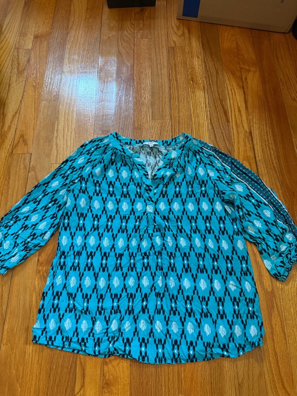 crown & ivy Teal Geometric Print V-Neck Blouse